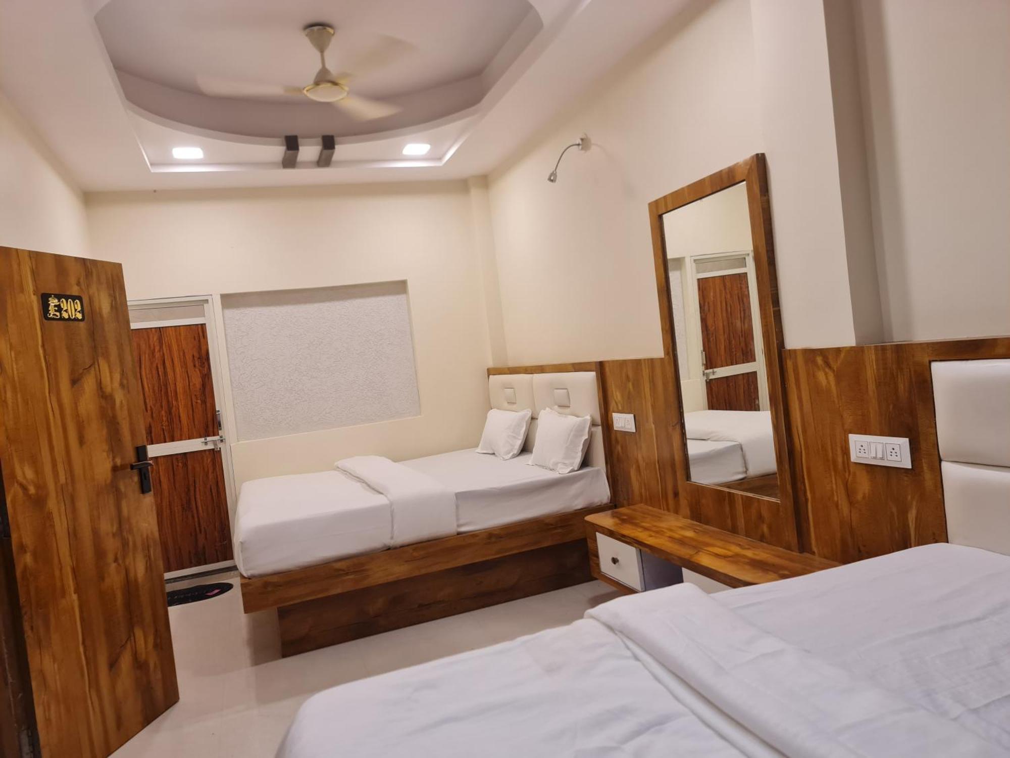 Hotel Empire Ujjain Exterior photo