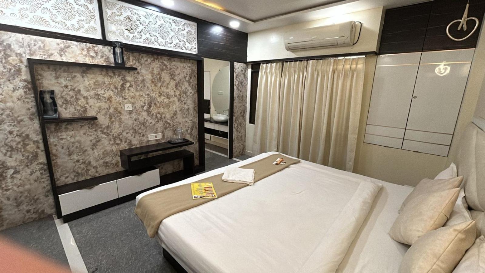 Hotel Empire Ujjain Exterior photo