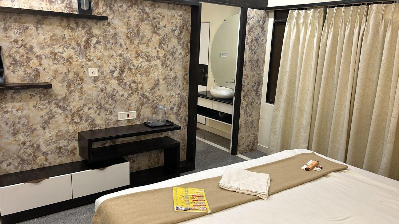 Hotel Empire Ujjain Exterior photo
