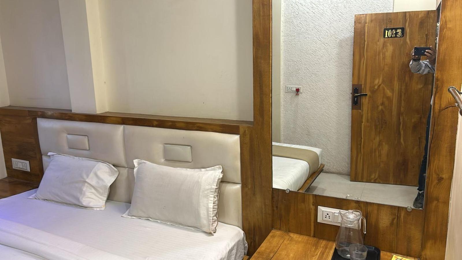 Hotel Empire Ujjain Exterior photo