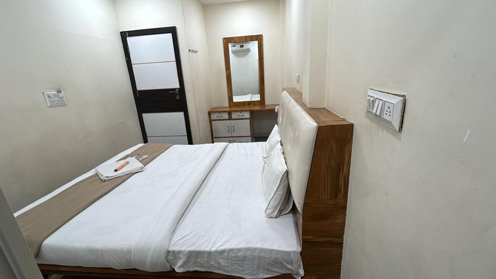 Hotel Empire Ujjain Exterior photo