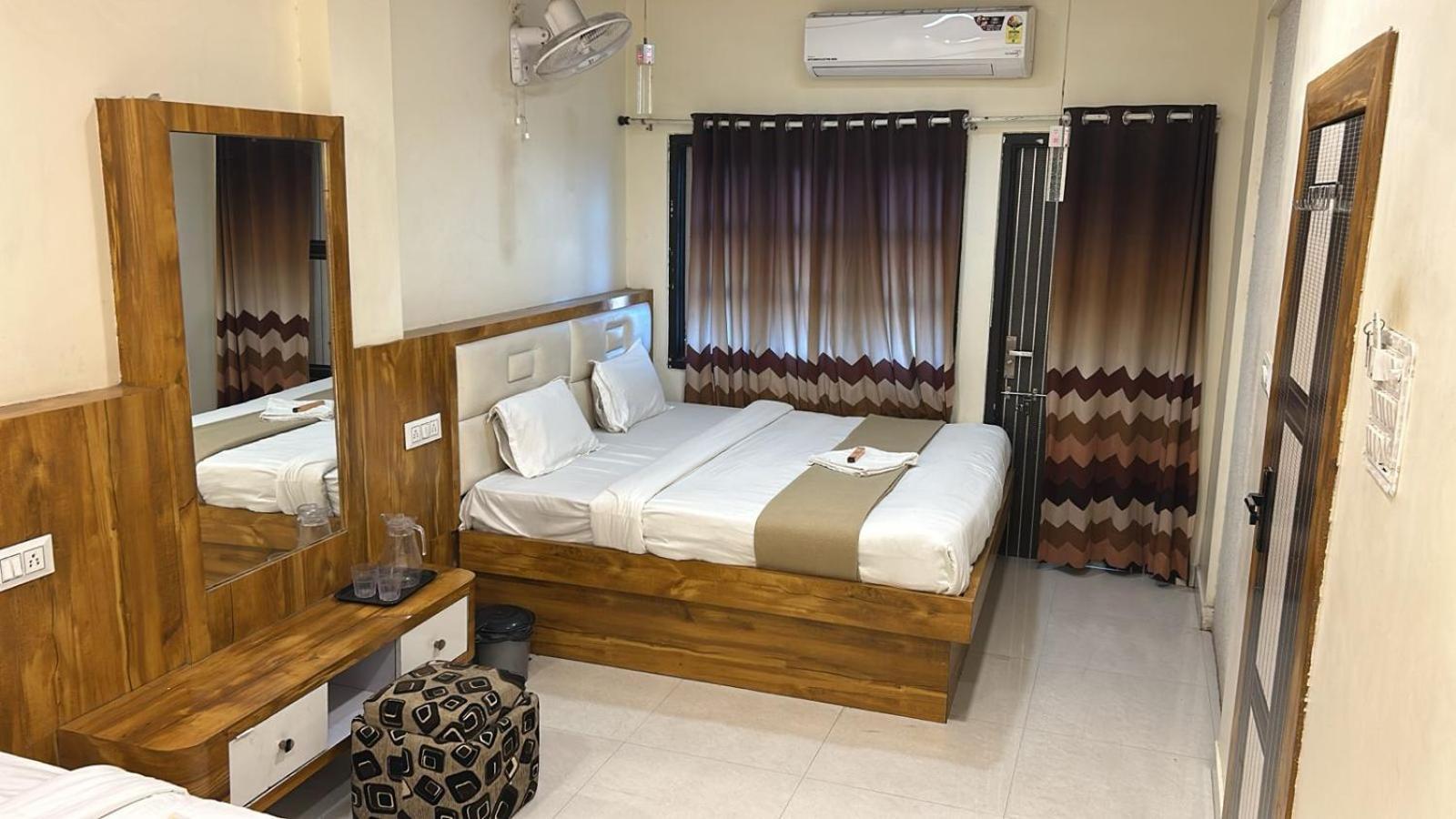 Hotel Empire Ujjain Exterior photo
