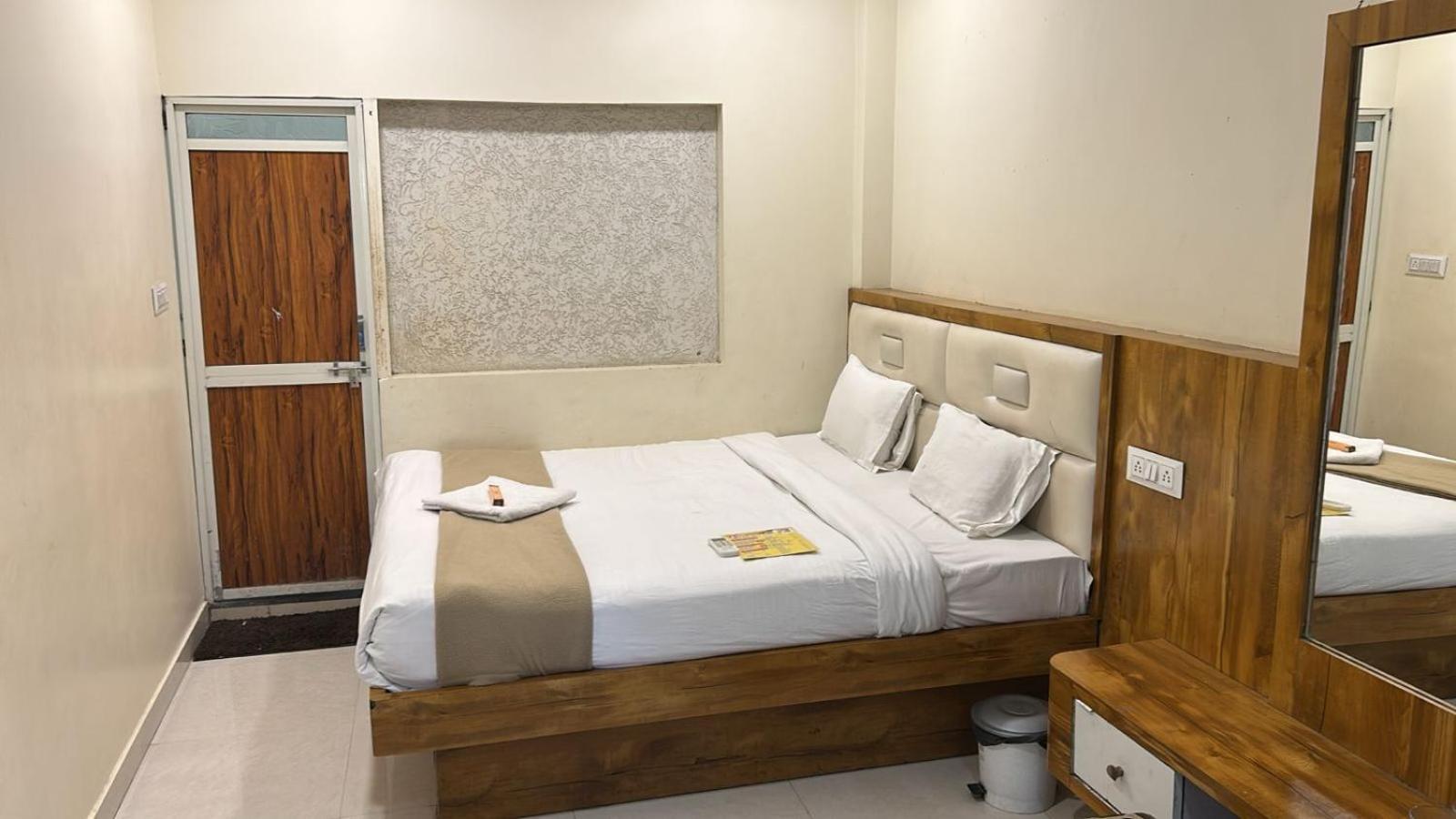 Hotel Empire Ujjain Exterior photo